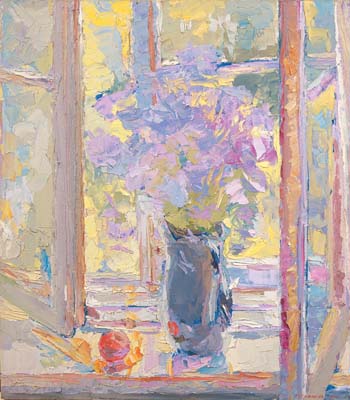 Les fleurs devant la fenêtre ouverte.