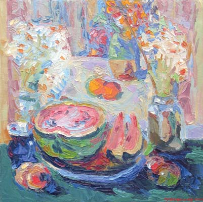 Pastèque aux deux bouquets sur draperie verte.